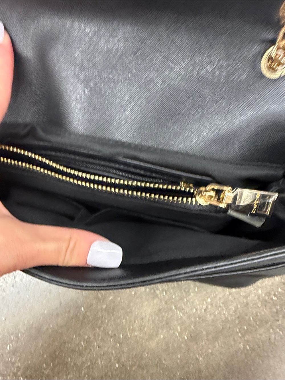 bebe Lila Flap Black Quilted Logo Crossbody/shoulder Bag with Gold Chain nwot - Picture 4 of 8